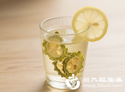 苦瓜本身热量极低（每100克仅约19千卡），制成茶饮后几乎不含热量，且不含蔗糖，升糖指数极低