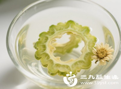 因体内燥热引起的痤疮、痘痘等皮肤问题,饮用苦瓜茶可通过清热降火作用从内部调理,减少皮肤炎症的发生 因体内燥热引起的痤疮、痘痘等皮肤问题,饮用苦瓜茶可通过清热降火作用从内部调理,减少皮肤炎症的发生