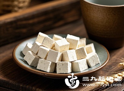 茯苓味甘性平，既能健脾又能祛湿，可磨成粉加入面粉中做成茯苓饼，或用来煲汤