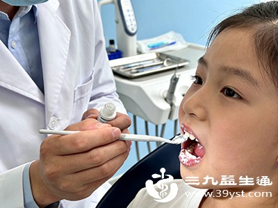 医生会先清洁牙齿表面，然后涂抹含氟化物的药物，如氟化钠甘油糊剂等