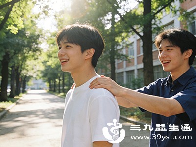 在打嗝者不注意的时候，突然给予一个小小的惊吓，如拍一下肩膀等