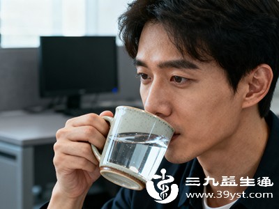 晨跑前可喝50-100毫升水，避免大量饮水导致血容量骤增，加重心脏负担