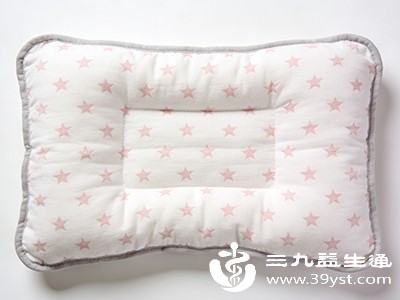 选纯棉、苎麻、荞麦壳（定期更换防霉变），避开化纤、羽绒、乳胶（易过敏）