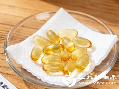 青春期骨骼发育需充足营养，若钙、维生素D摄入不足，骨骼硬度不够，膝盖关节受力时易出现不适