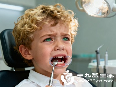 未成年人颌骨还在发育阶段，牙体组织也未完全成熟，若盲目选择牙贴面等有创修复方案，会损伤牙体，影响牙齿后续发育