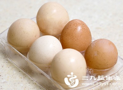 可以多吃鸡蛋、鸡胸肉、鱼虾、豆制品等富含优质蛋白质的食物，帮助手臂肌肉维持紧致状态