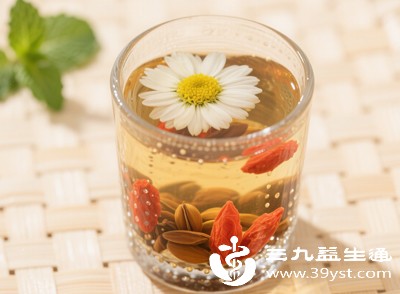 菊花茶属于花茶，性微凉，能清热润燥、舒缓身体，同时辅助促进血液循环，帮助排出体内代谢垃圾，适合容易上火、体内燥热的人群