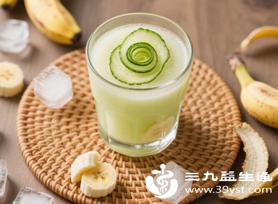 早餐用香蕉黄瓜汁搭配1个水煮蛋,既能提供碳水(香蕉)、蛋白质(鸡蛋)和膳食纤维(黄瓜),又能控制热量在300大卡以内,启动全天代谢 早餐用香蕉黄瓜汁搭配1个水煮蛋,既能提供碳水(香蕉)、蛋白质(鸡蛋)和膳食纤维(黄瓜),又能控制热量在300大卡以内,启动全天代谢