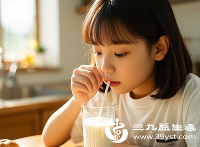 牛奶中的某些添加剂(如调味牛奶中的糖分),也可能加剧皮肤负担 牛奶中的某些添加剂(如调味牛奶中的糖分),也可能加剧皮肤负担