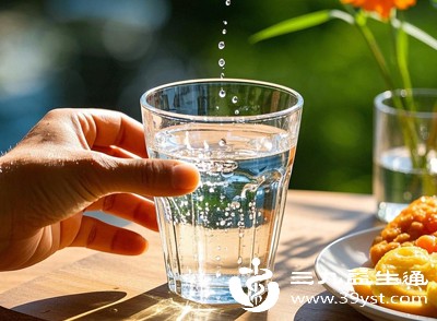 多喝水是促进尿酸排泄的简便方法，充足水分能稀释血尿酸、增加尿量，助力尿酸通过肾脏排出