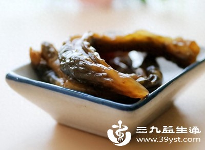 日常生活中，腌制食品（咸菜、腊肉、腌蛋等）、加工肉类（火腿肠、午餐肉等）、方便食品（泡面、速冻水饺等）以及过咸的菜肴，都属于高盐食物，需严格限制摄入