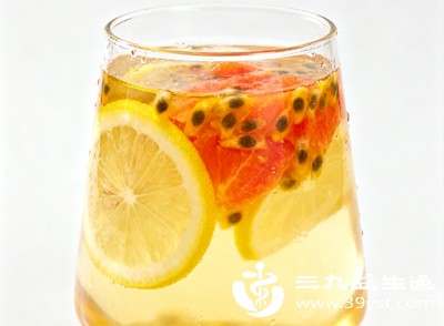 柠檬和百香果都是维生素的“天然宝库”,二者搭配能实现营养互补 柠檬和百香果都是维生素的“天然宝库”,二者搭配能实现营养互补