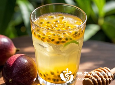 柠檬和百香果中含有丰富的抗氧化成分，维生素C、类黄酮等能帮助清除体内自由基，减少外界环境对皮肤的伤害，延缓皮肤老化