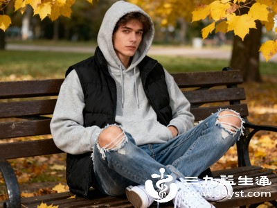 颈后分布着重要的穴位,是风邪侵袭的薄弱环节,也是人体阳气的“门户” 颈后分布着重要的穴位,是风邪侵袭的薄弱环节,也是人体阳气的“门户”