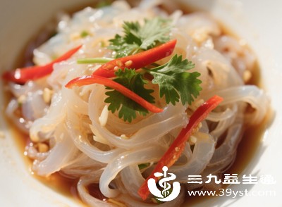 饮食需以温热为主，无论是正餐还是加餐，都应避开冷饮、生冷瓜果和凉拌菜，让温热的食物温暖脾胃，助力阳气顺畅升发