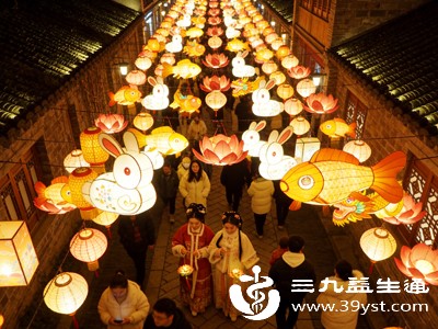 惊蛰虽至，初春的夜晚仍有寒意，赏灯时要做好保暖措施