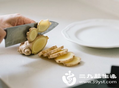 生姜性温，味道辛辣，能温暖脾胃、驱散寒气，刚好应对初春的余寒和汤圆的寒性