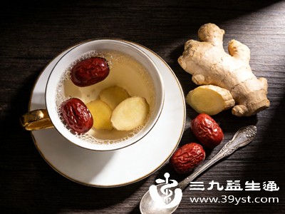 生姜的温中散寒，搭配红枣的补气健脾，二者协同作用，既能化解汤圆带来的积滞，又不会刺激肠胃，性质温和，适合大多数人饮用