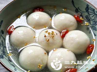 汤圆的主要原料是糯米，本身就是高热量主食，家宴中要把汤圆当作唯一主食，不再搭配米饭、馒头、面条等