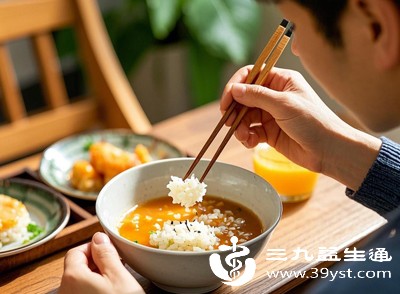 元宵家宴讲究团圆,切勿狼吞虎咽。每一口食物都要细嚼慢咽,尤其是汤圆,至少咀嚼15-20下再吞咽,让唾液充分分解糯米的黏性,减轻胃的研磨负担 元宵家宴讲究团圆,切勿狼吞虎咽。每一口食物都要细嚼慢咽,尤其是汤圆,至少咀嚼15-20下再吞咽,让唾液充分分解糯米的黏性,减轻胃的研磨负担