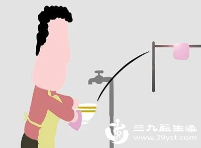 比如从事洗碗、洗衣等工作，且没有做好防护措施的人，容易出现这种情况