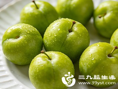 脾胃虚弱、胃酸过多者应少吃青李子，其果酸可能加重胃部不适，导致胃痛、反酸