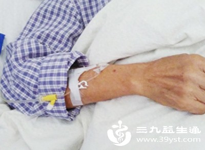 频繁呕吐且无法进食，导致一周内体重下降超过5%，同时伴有尿量减少、口唇干燥、皮肤弹性差等脱水症状，可能是“妊娠剧吐”，需住院治疗