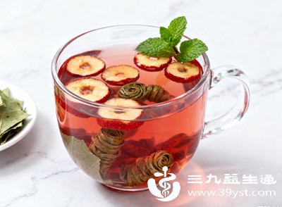 荷叶能降脂化浊，山楂能活血化瘀、促进消化，两者搭配可降低血脂，减少肝脏脂肪堆积，辅助改善脂肪肝