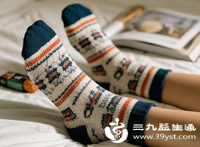 远离过敏原，更换棉质袜子和透气鞋子