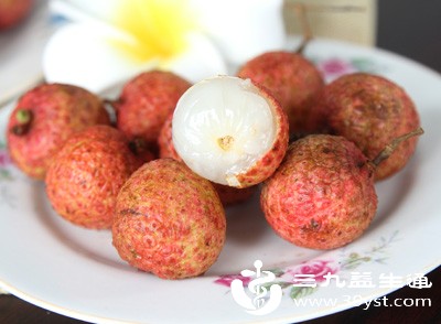 荔枝、龙眼、榴莲、羊肉等热性食物可能导致体内“上火”，表现为伤口干燥、结痂过硬，脱落时容易带走新生皮肤组织，形成二次损伤