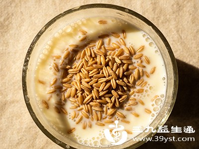 制作酸奶布丁、水果捞时，加入小麦胚芽搅拌，增加口感和饱腹感