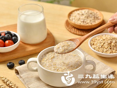 饮用牛奶时搭配富含膳食纤维的食物（如燕麦、蔬菜）