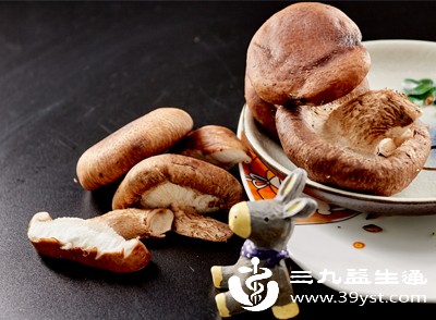 香菇、西兰花、猕猴桃等食物富含维生素和膳食纤维，有助于增强小孩免疫力