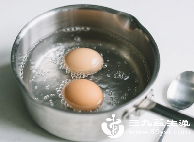 首次在咳嗽期间吃鸡蛋时,应少量食用,观察是否出现咳嗽加重、皮疹、腹胀等不适 首次在咳嗽期间吃鸡蛋时,应少量食用,观察是否出现咳嗽加重、皮疹、腹胀等不适