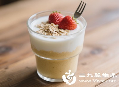 一小把坚果、一个水果、一杯酸奶，既能补充营养，又能维持血糖稳定，减少脂肪堆积