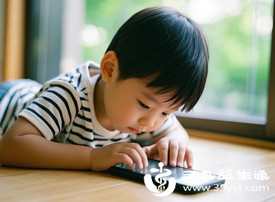 三周半男孩的生长速度较婴幼儿期有所放缓，身高每年增长5-7厘米，体重每年增长2-3公斤，属于正常发育节奏