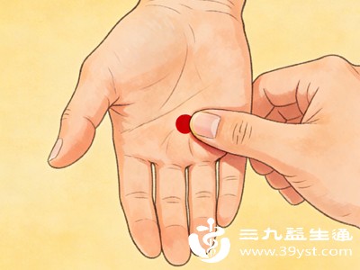 不起眼的少府穴超实用 找准位置按摩 舒缓心神改善手指僵硬 居家养生不用求人