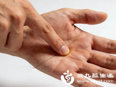 少府穴按摩适合大多数人，尤其适合上班族、熬夜人群、手部劳损者及有心慌、心烦等轻微不适的人群