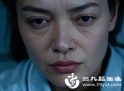 随着年龄增长，眼部皮肤的胶原蛋白和弹性纤维会逐渐流失，眼周肌肉松弛，无法很好地支撑眼部组织，同时眼眶内脂肪易向外突出，形成松弛型眼袋浮肿