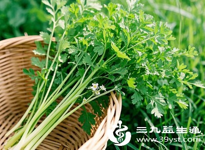 过量食用芹菜、香菜、柠檬等感光类食物，可能使皮肤对紫外线更敏感，增加色素沉着的风险