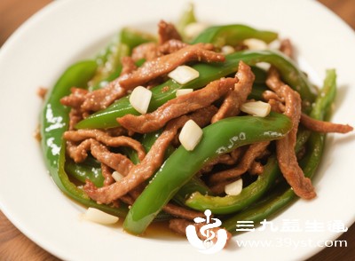 吃汤圆时，不要只吃汤圆，可以搭配一些清淡的蔬菜、菌菇或瘦肉，既能增加膳食纤维的摄入，促进肠胃蠕动，又能缓解汤圆的油腻感