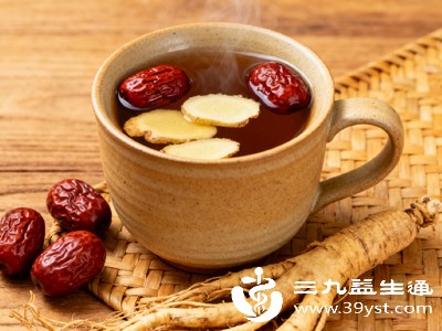 也可以准备一杯温热的姜茶、红枣茶，赏灯间隙喝上几口，既能驱寒暖身，又能补充水分