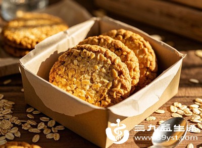 不要用咖啡替代早餐或正餐,空腹饮用时可搭配1片全麦饼干(约30大卡)保护胃黏膜 不要用咖啡替代早餐或正餐,空腹饮用时可搭配1片全麦饼干(约30大卡)保护胃黏膜