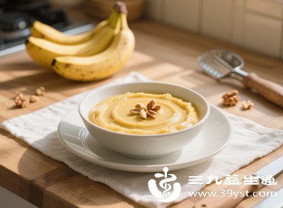 香蕉去皮后用勺子压成泥，香蕉口感软糯，富含钾元素和膳食纤维，能为宝宝补充能量和促进消化