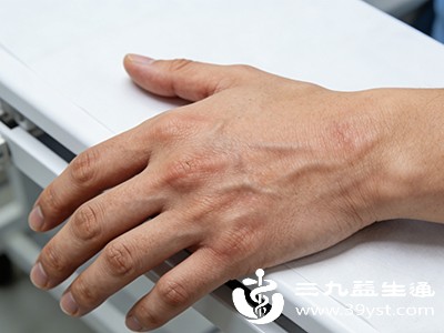 减少患病部位的活动，避免引发疼痛的动作