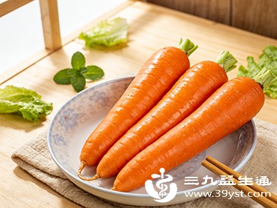 多吃富含维生素A、维生素C、锌的食物，如胡萝卜、橙子、瘦肉、坚果等，有助于皮肤修复和抗炎