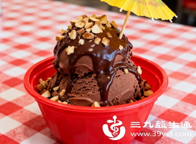 市售雪糕冰淇淋含糖量较高,过量食用会导致孕妇血糖快速上升,增加妊娠期糖尿病的风险 市售雪糕冰淇淋含糖量较高,过量食用会导致孕妇血糖快速上升,增加妊娠期糖尿病的风险