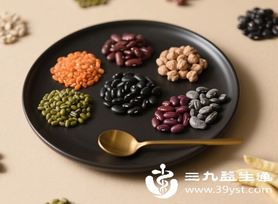 每天保证摄入全谷物、蔬菜、水果、肉蛋奶、豆类等至少12种食物，每周达到25种以上，避免因食物单一导致某种维生素B缺乏