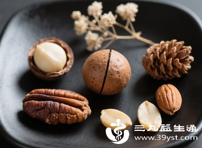 杏仁、核桃、腰果等坚果中含有一定量的植物雌激素，同时还富含不饱和脂肪酸、蛋白质、维生素和矿物质