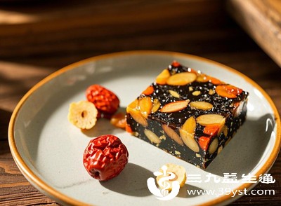 食用时可搭配山药、莲子等健脾食材，减轻阿胶的滋腻感；避免与萝卜、浓茶同服，以防影响吸收